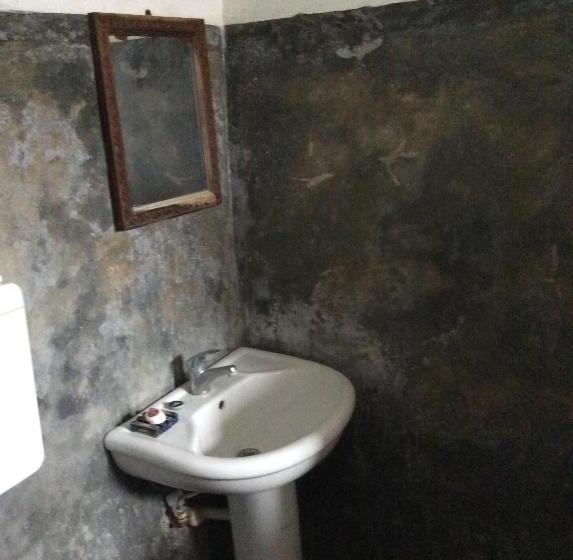 标准三人间, Kiponda B&b