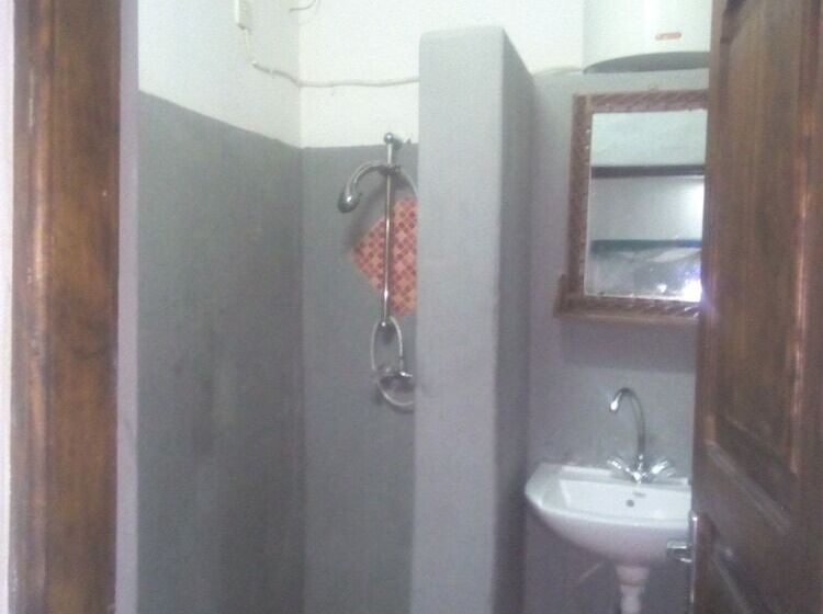 标准三人间, Kiponda B&b