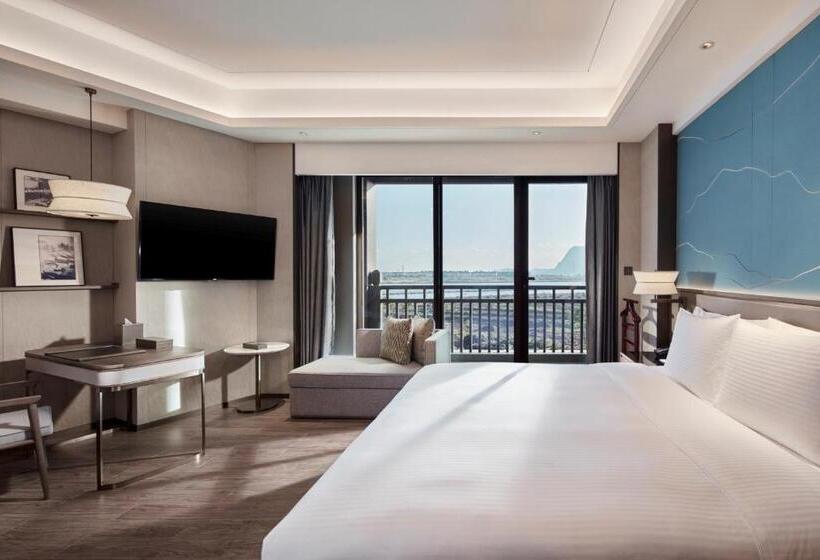 Suite with lake view, Dian Lake Steigenberger Kunming