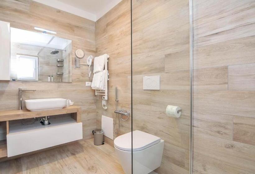 سوئیت جونیور با ماساژ آبی, Marina Junior Suite 4 Stelle S