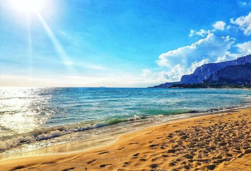 غرفة ديلوكس مطلّة علي البحر مزوَّدة بشُرفة, Perla Del Borgo Bed And Breakfast