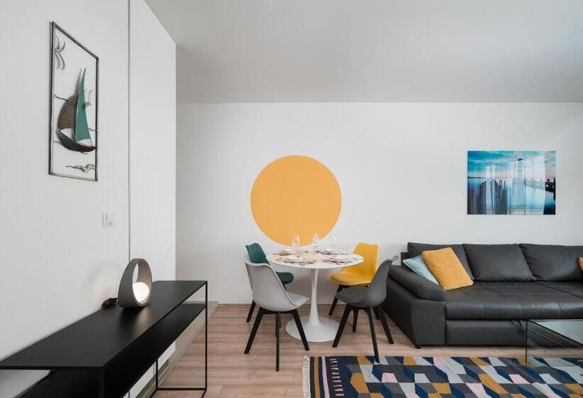 Апартаменты 1 Спальня Вид на Бассейн, Sunset Resort Lakeside Apartment