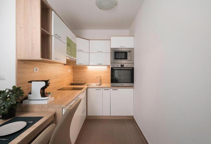 Апартаменты 1 Спальня Вид на Бассейн, Sunset Resort Lakeside Apartment