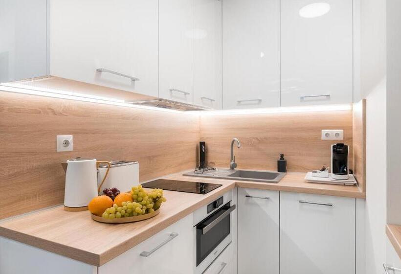 Апартаменты 1 Спальня Вид на Бассейн, Sunset Resort Lakeside Apartment