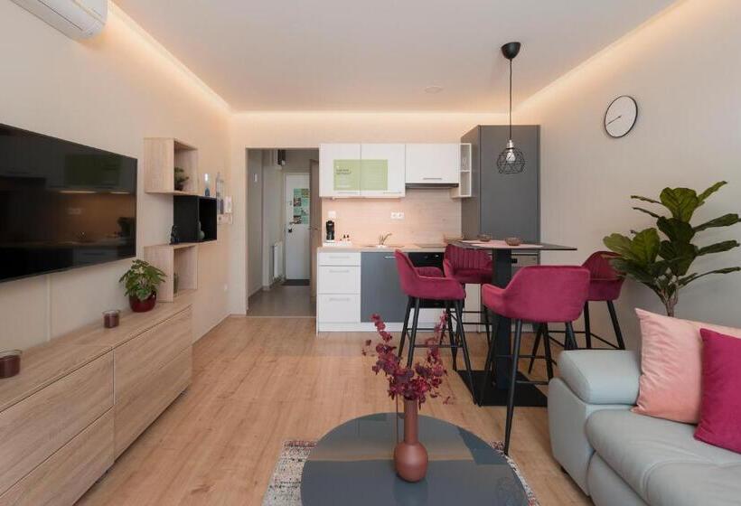 Апартаменты 1 Спальня с Террасой, Sunset Resort Lakeside Apartment