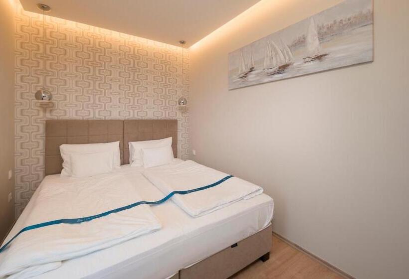 Апартаменты 1 Спальня с Террасой, Sunset Resort Lakeside Apartment