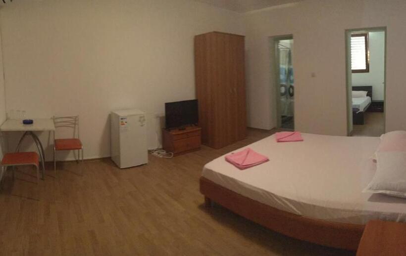 Habitació Triple Estàndard, Hostel Cazino Sud