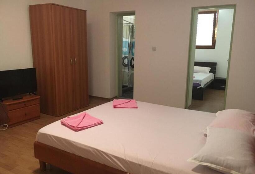 Habitació Triple Estàndard, Hostel Cazino Sud