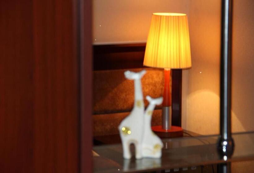 Suite Vista Ciutat, Hamkor