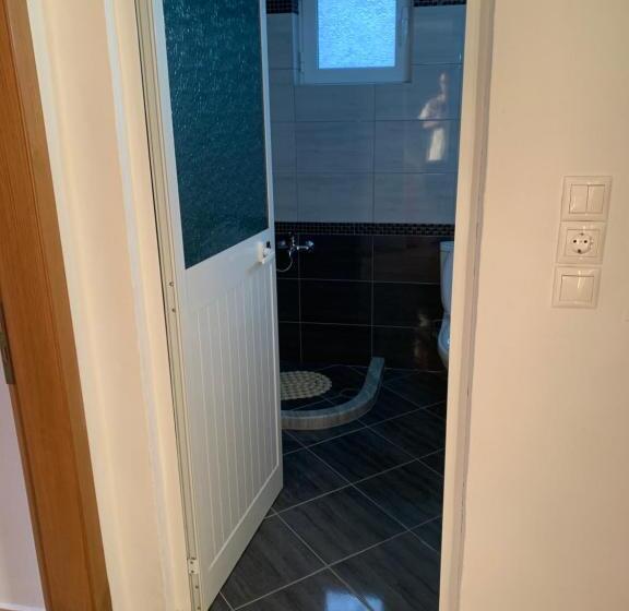 اتاق استاندارد چهار تخته با چشم‌انداز دریا, Sunshine Guesthouse Dhermi