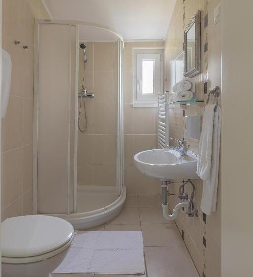 اتاق استاندارد چهار تخته با چشم‌انداز دریا, Guesthouse Green Istria