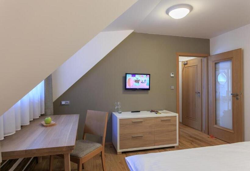 Номер Deluxe, A Restaurace U Vychopňů