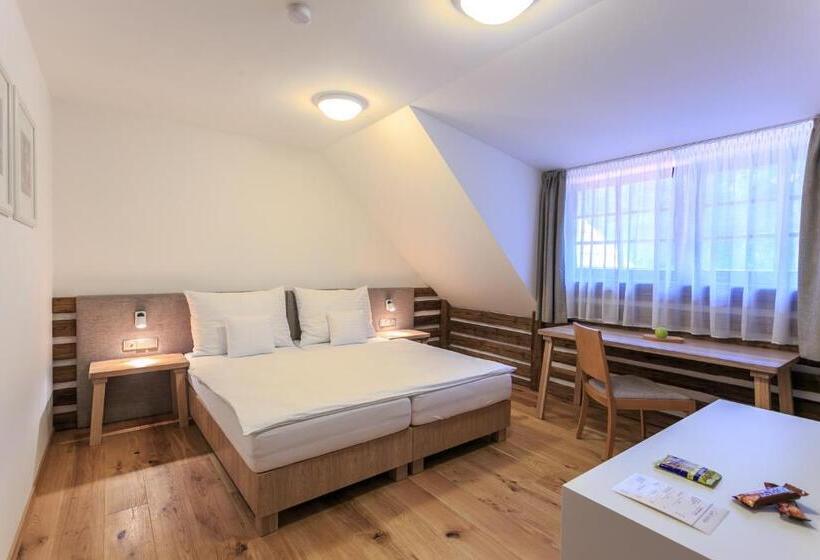 Номер Deluxe, A Restaurace U Vychopňů