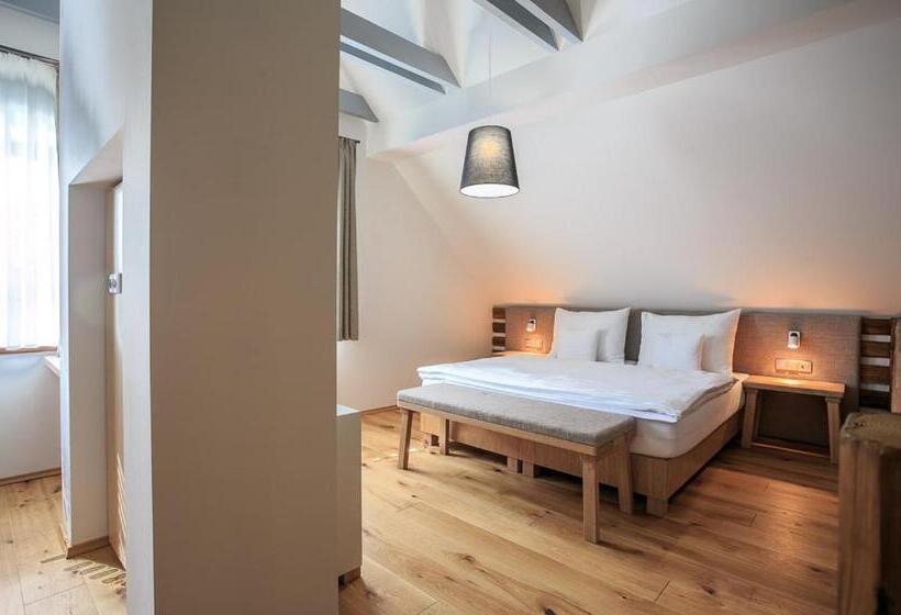 Номер Стандарт, A Restaurace U Vychopňů