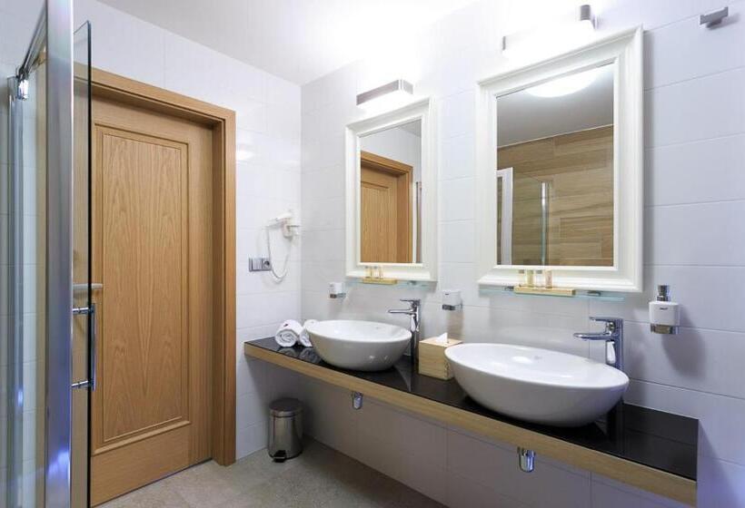 Люкс с Балконом, A Restaurace U Vychopňů