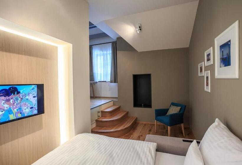 Люкс Вид на Сад, A Restaurace U Vychopňů