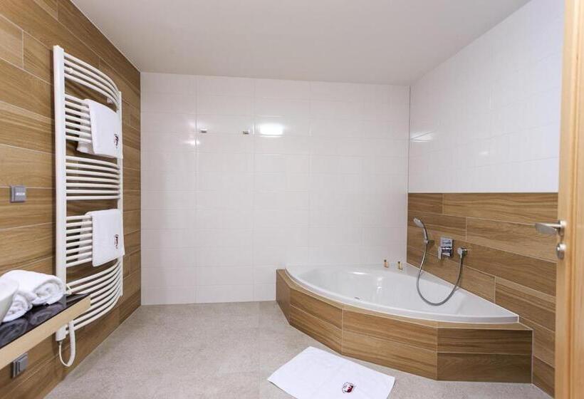 Люкс Вид на Сад, A Restaurace U Vychopňů