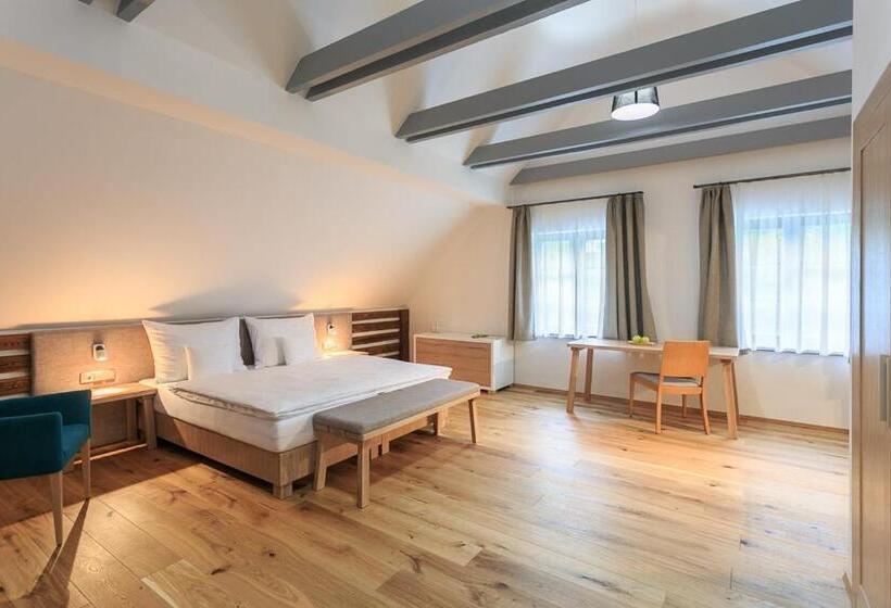 Люкс Вид на Сад, A Restaurace U Vychopňů