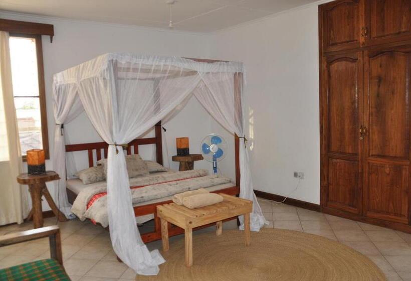 اتاق لوکس با بالکن, Villa Poa