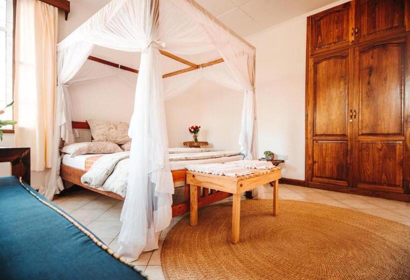 اتاق لوکس با بالکن, Villa Poa