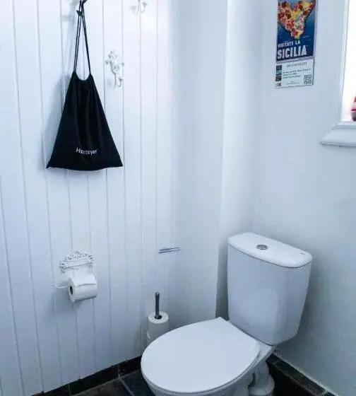 اتاق اکونومی, Blue House B&b