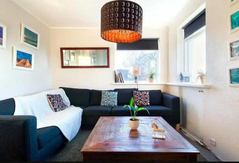 اتاق اکونومی, Blue House B&b
