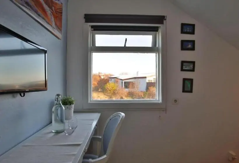 اتاق اکونومی, Blue House B&b