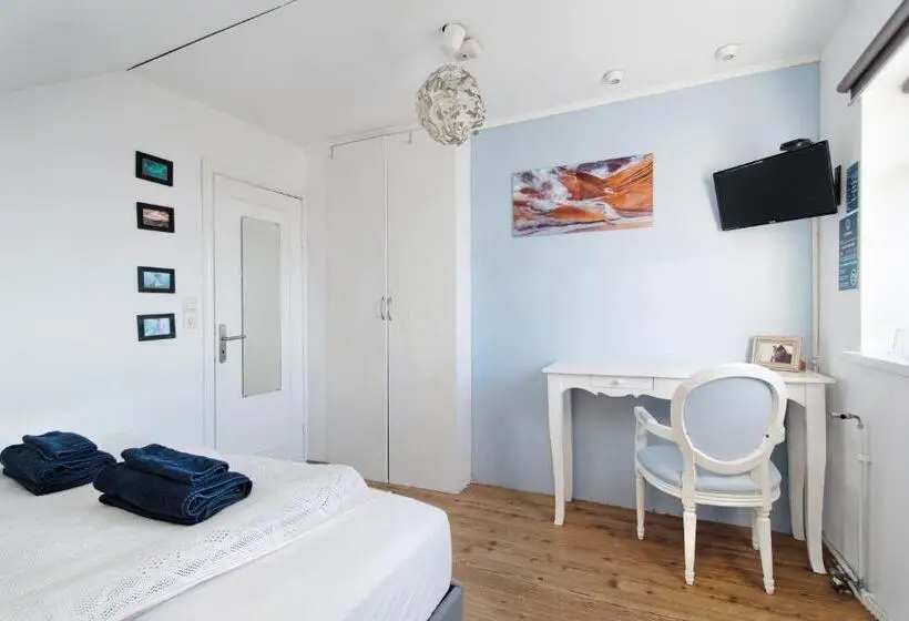 اتاق استاندارد با سرویس بهداشتی مشترک, Blue House B&b