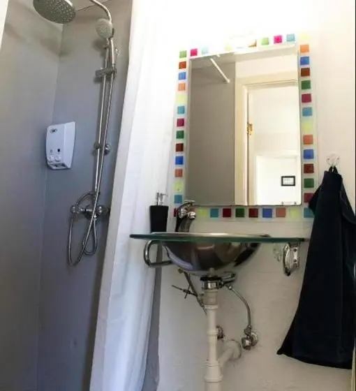 اتاق چهار تخته با دستشویی مشترک, Blue House B&b