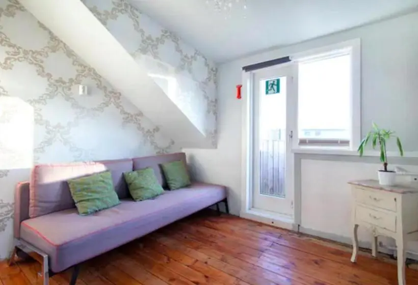 اتاق چهار تخته با دستشویی مشترک, Blue House B&b
