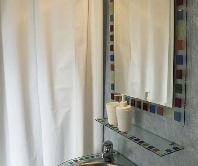 اتاق استاندارد سه تخته با سرویس بهداشتی مشترک, Blue House B&b