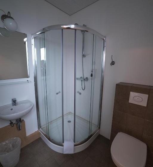 اتاق کلاسیک خانوادگی, Post