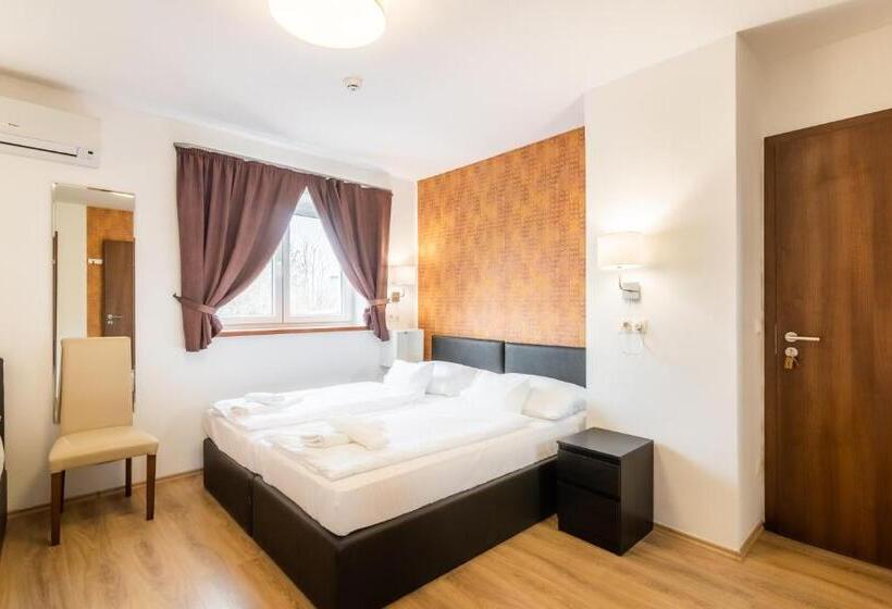 اتاق استاندارد سه نفره, Autohof 171 Hotel Hegyeshalom