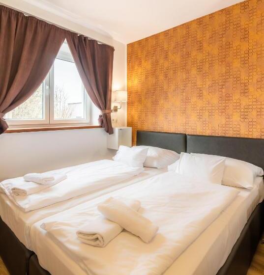 Habitación Triple Estándar, Autohof 171 Hotel Hegyeshalom