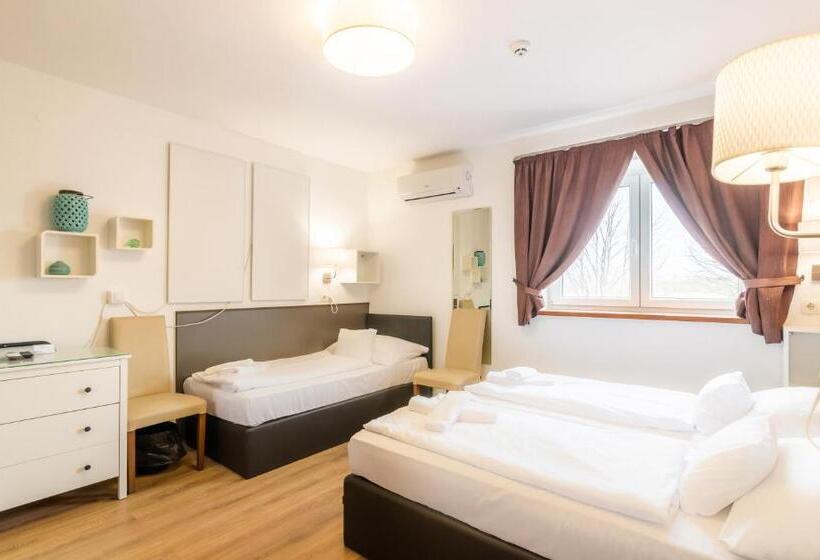 اتاق استاندارد سه نفره, Autohof 171 Hotel Hegyeshalom