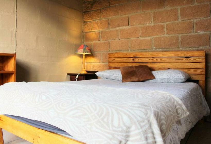 اتاق اکونومی, The Wild Farm Backpackers