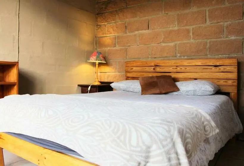 اتاق اکونومی, The Wild Farm Backpackers