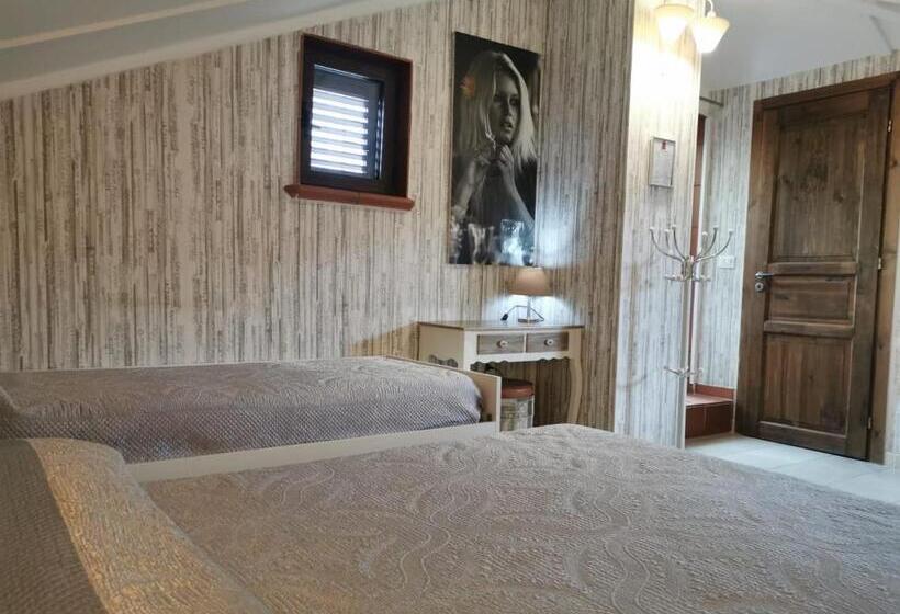 Standard Triple Room with Terrace, B&b Mini Hotel Incity Close Train Station And Port