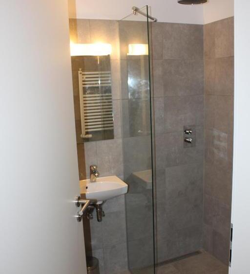 اتاق استاندارد با سرویس بهداشتی مشترک, Brekkugerdi Guesthouse