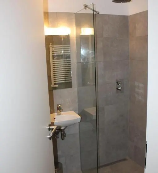 اتاق استاندارد با سرویس بهداشتی مشترک, Brekkugerdi Guesthouse