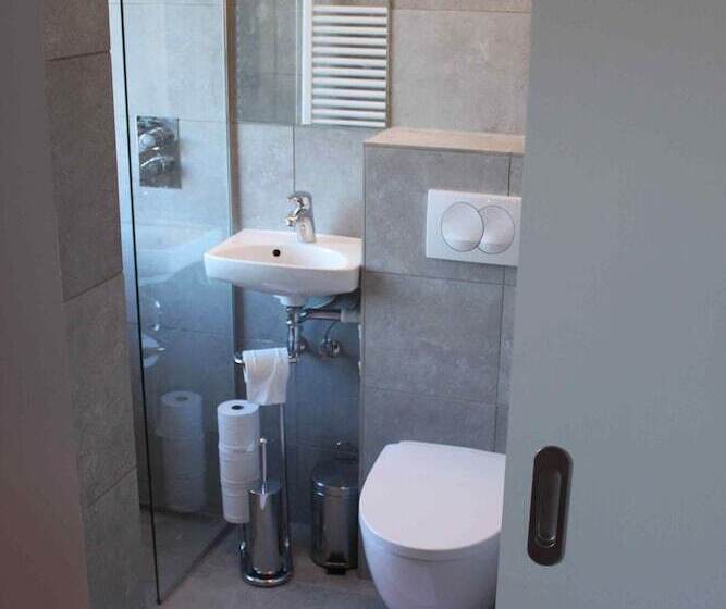 اتاق استاندارد با سرویس بهداشتی مشترک, Brekkugerdi Guesthouse