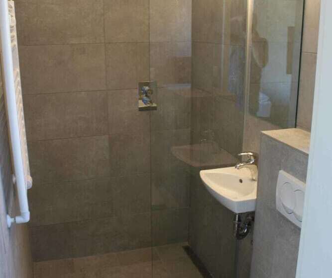 اتاق استاندارد با سرویس بهداشتی مشترک, Brekkugerdi Guesthouse