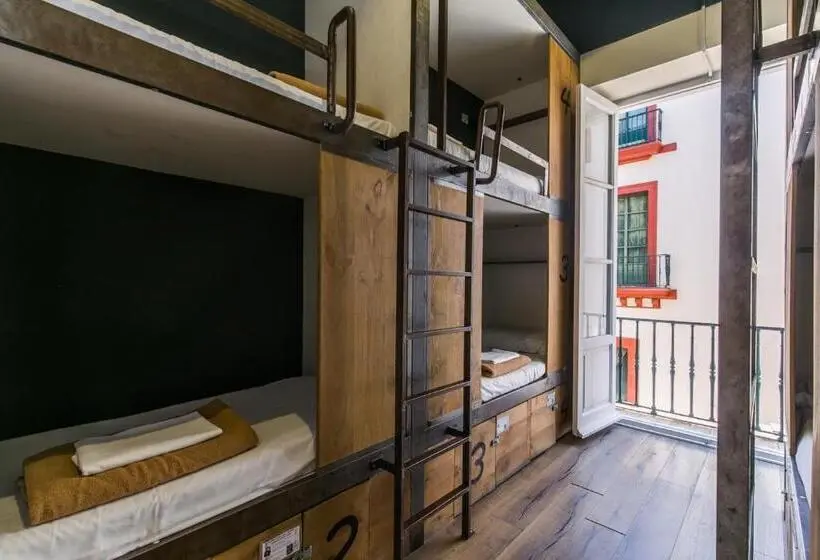 Vuode Makuusalissa, Black Swan Hostel Sevilla