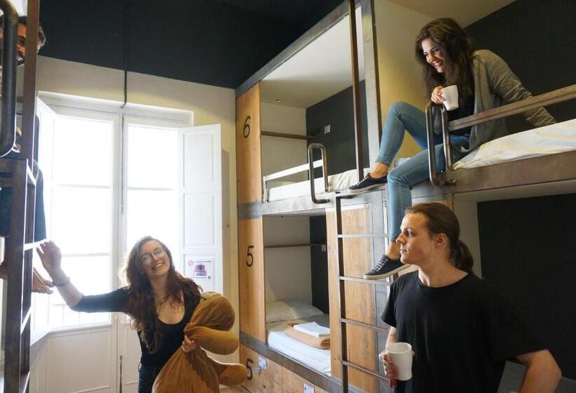 تختخواب در اتاق مشترک, Black Swan Hostel Sevilla
