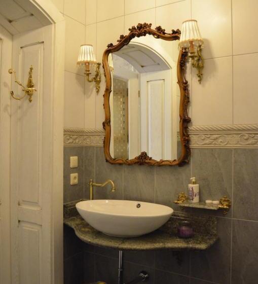 اتاق راحتی, Gabi B&b