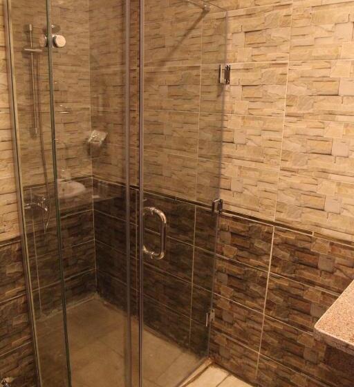 سوییت خانوادگی, Jewel Assiut