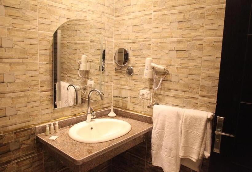 سوییت خانوادگی, Jewel Assiut