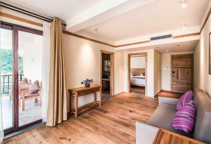 جناح مزوَّد بشرفة, The Apsara Lodge