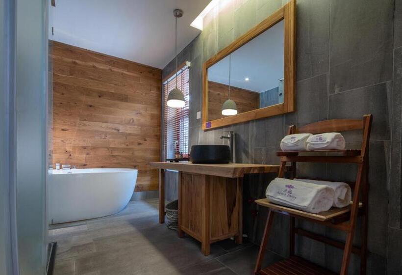 غرفة ديلوكس مزودة بشرفة, The Apsara Lodge