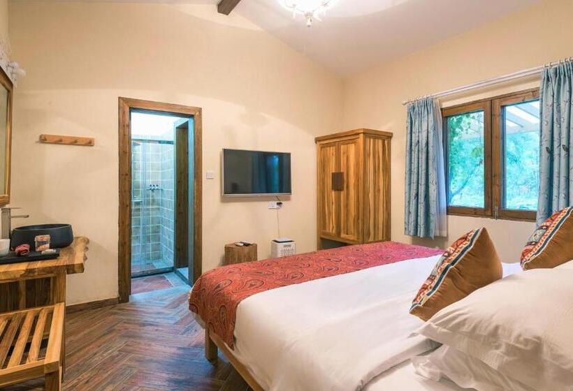 جناح جونيور, The Apsara Lodge